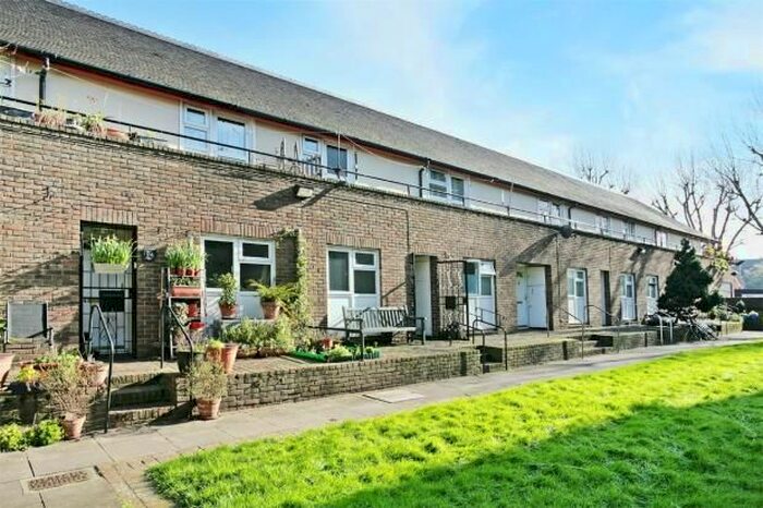 3 Bedroom Flat To Rent In Setchell Way, London, SE1