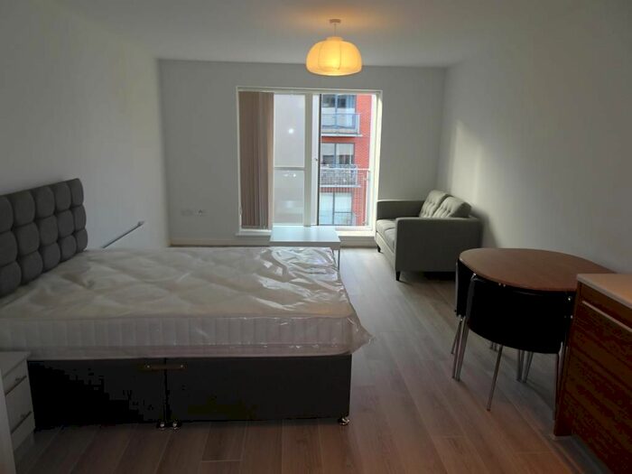 Studio To Rent In Europa, 52 Sherbourne Street B16