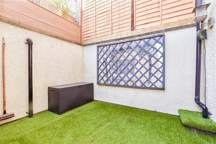 1 Bedroom Maisonette For Sale In Waterloo Road, Sutton, Surrey, SM1