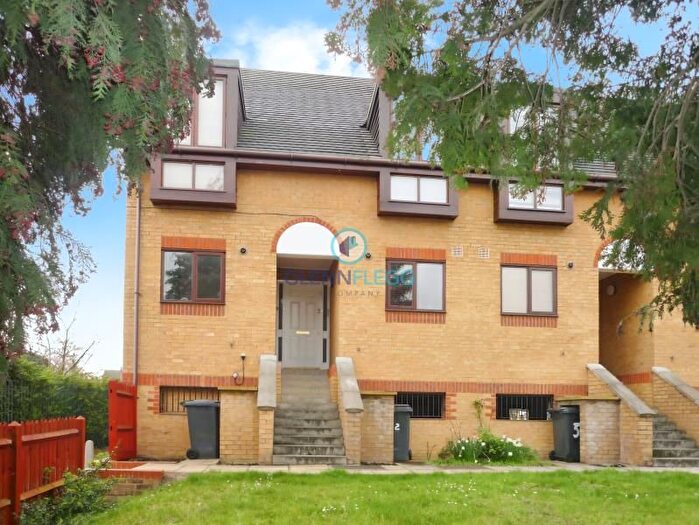 2 Bedroom Flat To Rent In Honeysuckle Court, Colnebrook, SL3