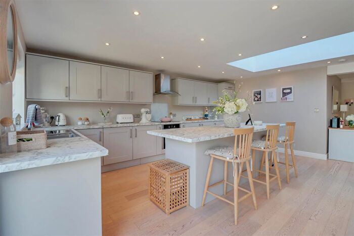 4 Bedroom Semi-detached Bungalow For Sale In Lilac Avenue, Wickford, SS12