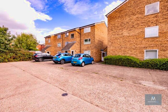 2 Bedroom Flat To Rent In Swans Hope, Loughton, IG10