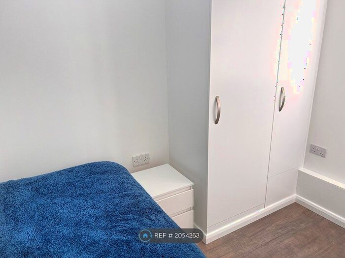 2 Bedroom Flat To Rent In Waterloo Rise, Reading, RG2
