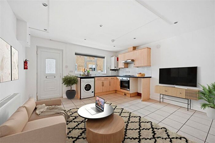 2 Bedroom Flat To Rent In Gleneldon Road, London, SW16