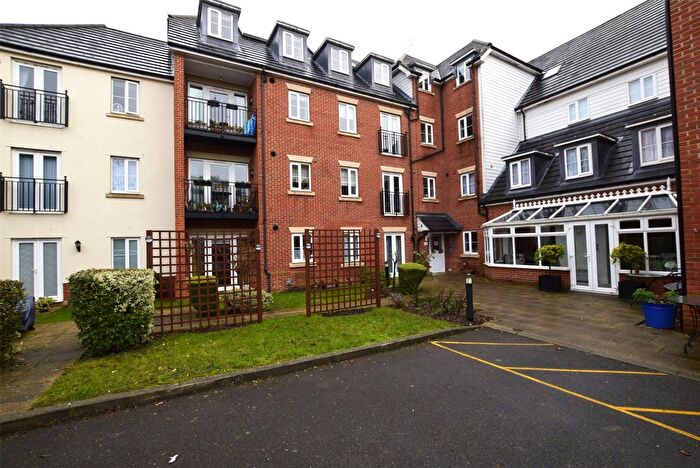 2 Bedroom Flat For Sale In Dolphin Approach, Romford, RM1