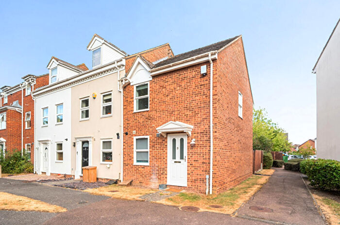 2 Bedroom End Of Terrace House For Sale In Whinchat, Aylesbury, HP19