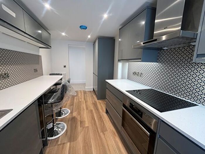 3 Bedroom Flat To Rent In Chapel Place, Fore Street, Topsham, Exeter, EX3