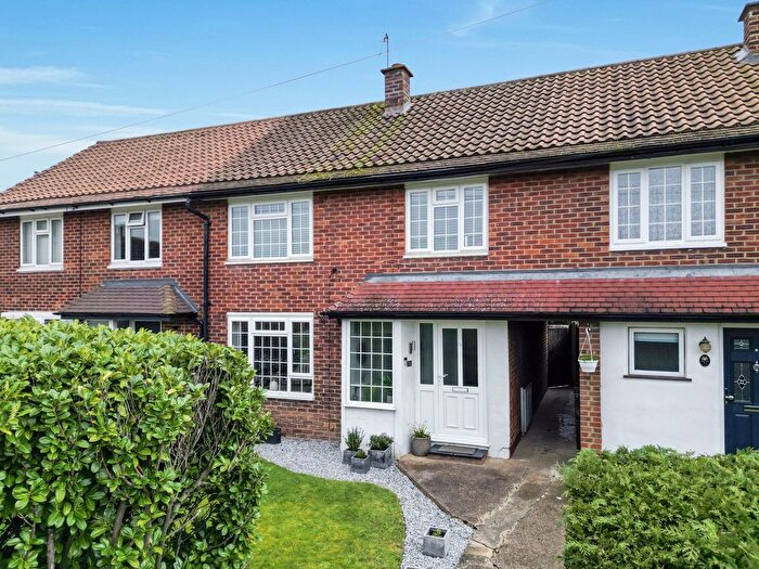 3 Bedroom Property For Sale In The Roundway, Claygate, KT10