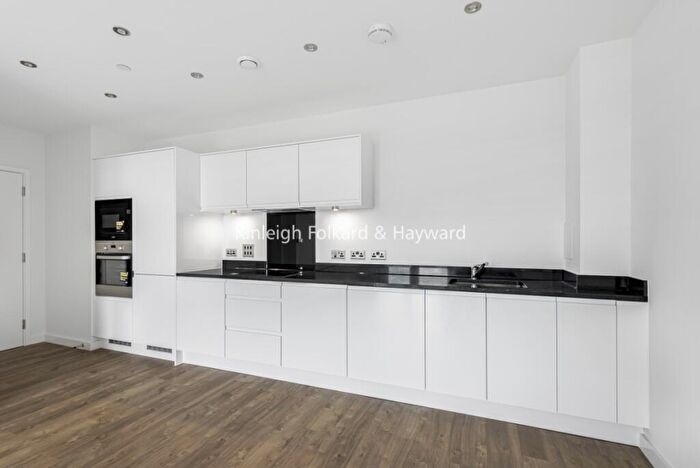 3 Bedroom Flat To Rent In Lakeside Drive, London, NW10