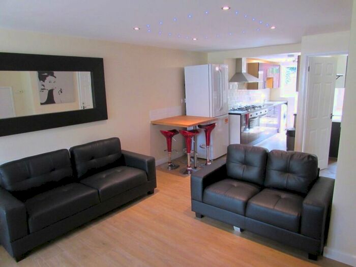 1 Bedroom Semi-Detached House To Rent In Bed Student Home - Somner Close, CT2