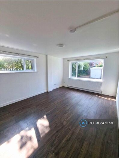 2 Bedroom Flat To Rent In The Beeches, London, N20