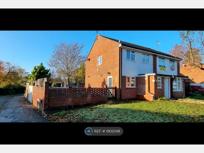 3 Bedroom Semi-Detached House To Rent In Keats Close, Woodley, Reading, RG5