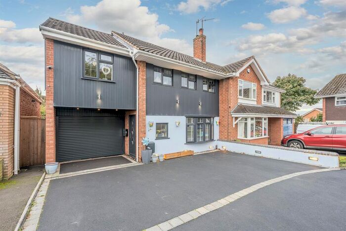 4 Bedroom Semi Detached House For Sale In Lightwoods Road, Stourbridge, DY9