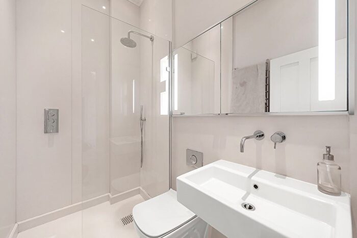 3 Bedroom Flat To Rent In Stafford Terrace, Kensington, W8