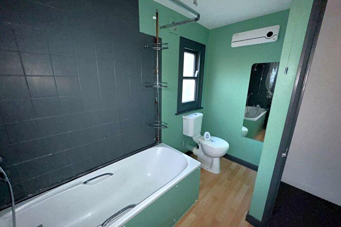 2 Bedroom Flat For Sale In Manor Road, Wallington, Surrey, SM6