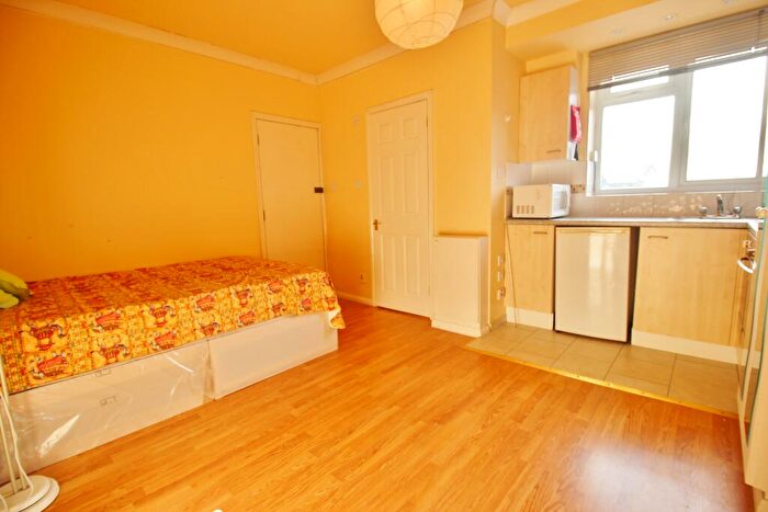 Flat To Rent In North End Road, Golders Green, NW11