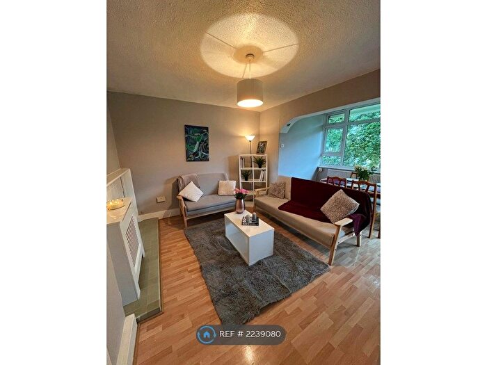 2 Bedroom Flat To Rent In Smithwood Close, London, SW19