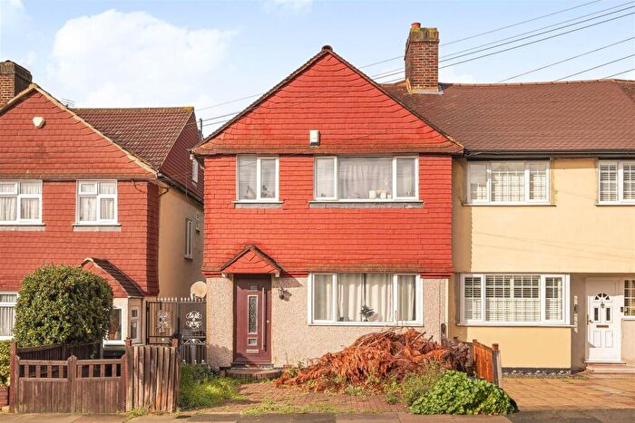 3 Bedroom End Of Terrace House For Sale In Bramdean Crescent, London, SE12