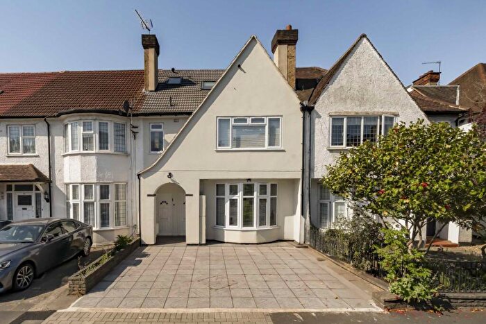2 Bedroom Flat To Rent In Woodland Way, Mill Hill, NW7