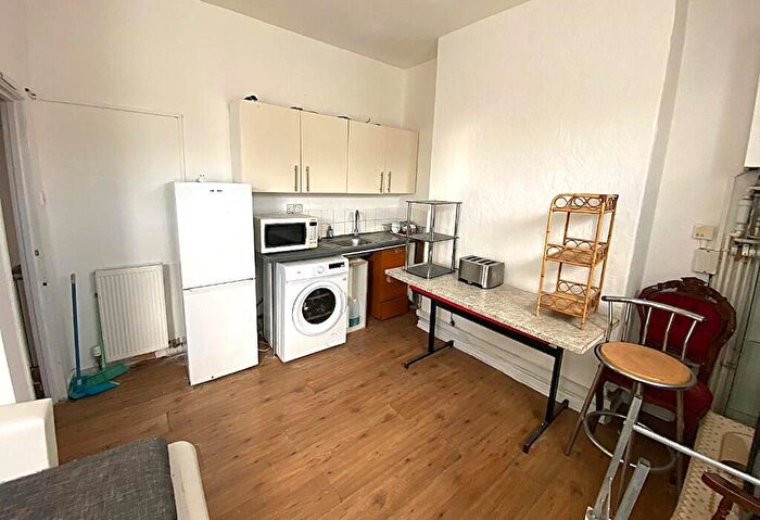 2 Bedroom Maisonette To Rent In Penarth Road, Cardiff(City), CF11