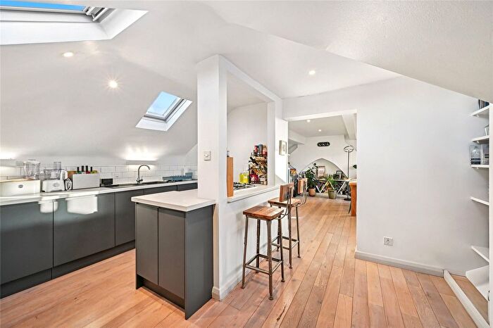 2 Bedroom Flat To Rent In Ethelden Road, Shepherds Bush, London, W12