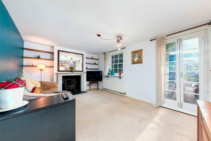 2 Bedroom Flat To Rent In Canonbury Square, Islington, London, N1