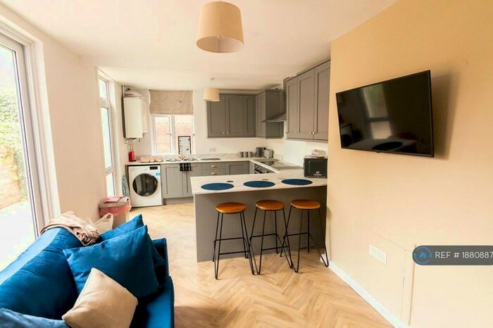 6 Bedroom Terraced House To Rent In Camden Place, Preston, PR1