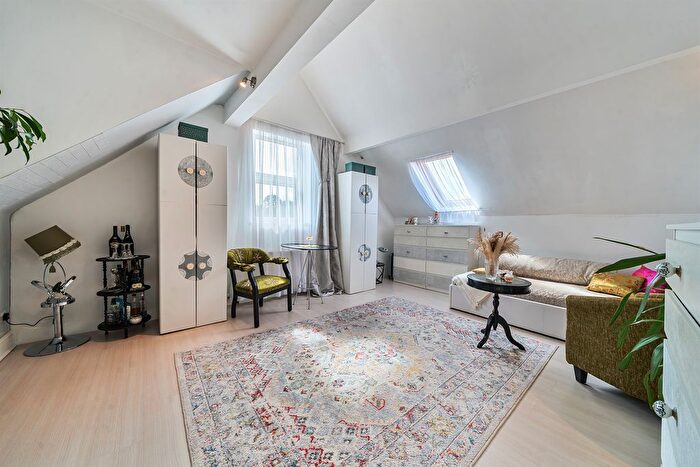 1 Bedroom Maisonette For Sale In Broadway, London, W13