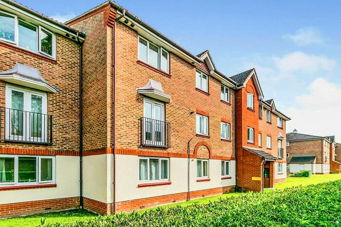 2 Bedroom Flat To Rent In Bodiam Court, Maidstone, Kent, ME16