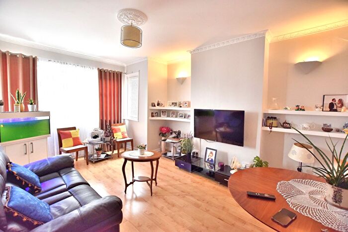 1 Bedroom Flat To Rent In Chase Court Gardens, Enfield, EN2