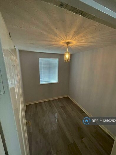 2 Bedroom Flat To Rent In Chandlers Drive, Erith, DA8