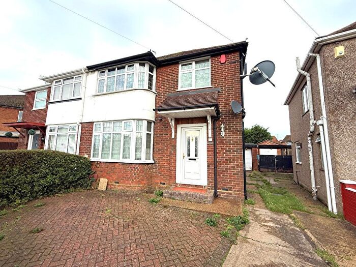 3 Bedroom Semi Detached House For Sale In Hollybush Road, Vauxhall Park, Luton, Bedfordshire, LU2