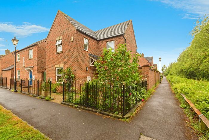 3 Bedroom Detached House For Sale In Lodge Path, Aylesbury, HP19