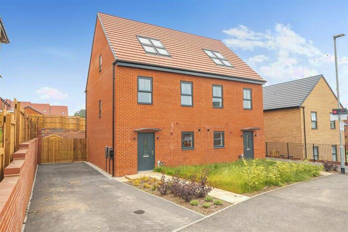 3 Bedroom Semi-Detached House To Rent In Magnolia Road, Leeds, LS14