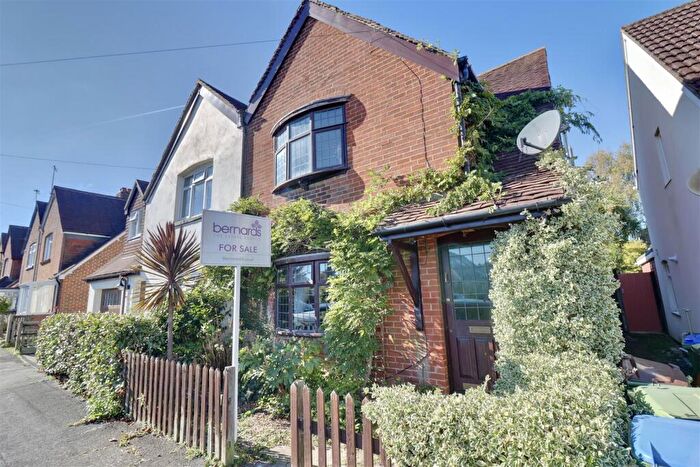 3 Bedroom Semi-Detached House For Sale In Holly Grove, Fareham, Hampshire, PO16