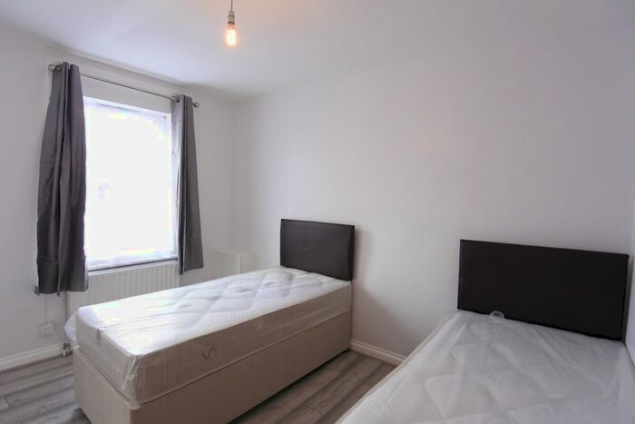 Studio To Rent In High Road, Willesden, NW10