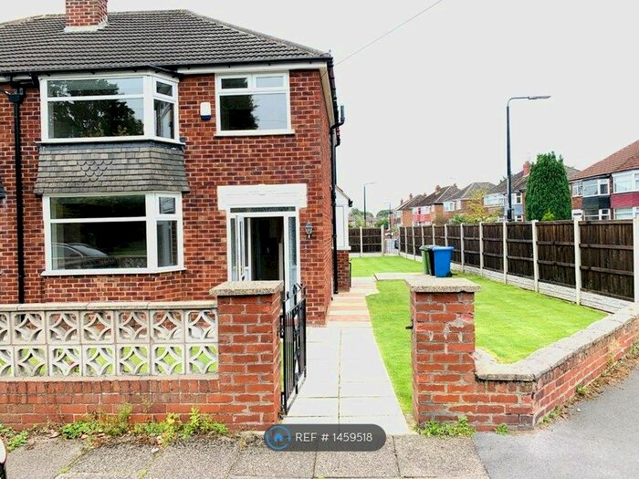 3 Bedroom Flat To Rent In Glencoe Drive, Sale, M33