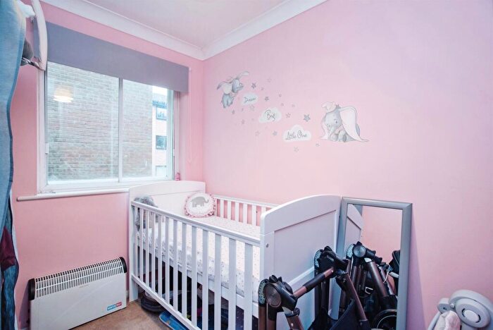 2 Bedroom Flat For Sale In Valley Green, Hemel Hempstead, HP2