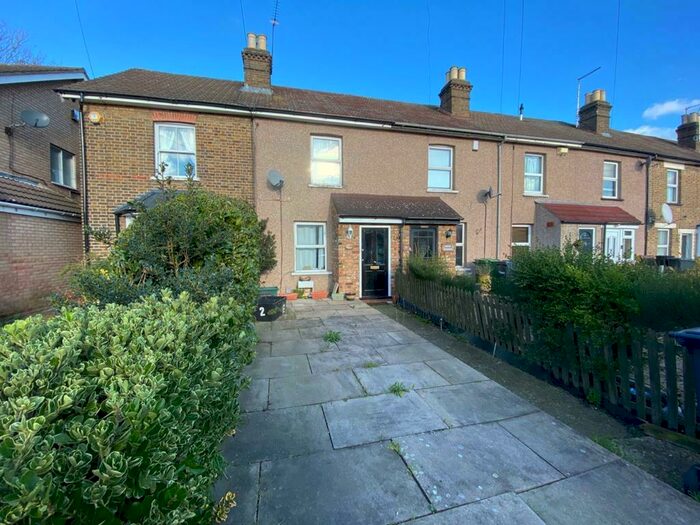 2 Bedroom Cottage To Rent In Nunsbury Drive, Broxbourne, EN10