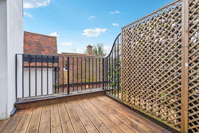 1 Bedroom Flat For Sale In High Street, Great Missenden, HP16