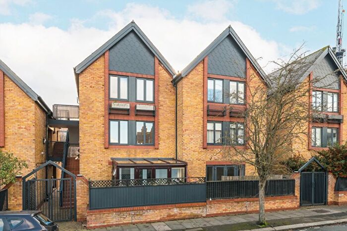 2 Bedroom Flat To Rent In Trinity Road, Wimbledon, SW19