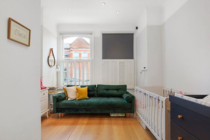 2 Bedroom Flat To Rent In Dafforne Road, London, SW17