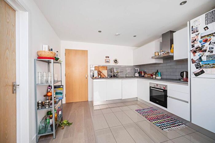 3 Bedroom Flat To Rent In Paragon Road, Hackney, London, E9