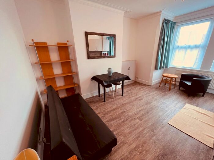 2 Bedroom Flat To Rent In Warwick Road, London, N11