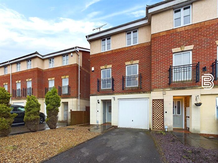 3 Bedroom Semi-Detached House For Sale In Viaduct Close, Rugby, CV21