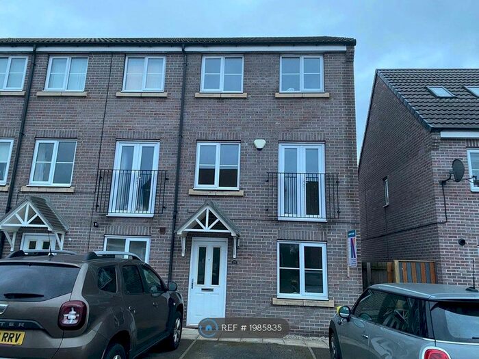 4 Bedroom End Of Terrace House To Rent In Hornbeam Close, Selby, YO8