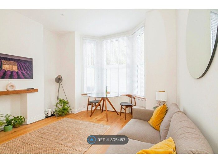 1 Bedroom Flat To Rent In Sandmere Road, London, SW4