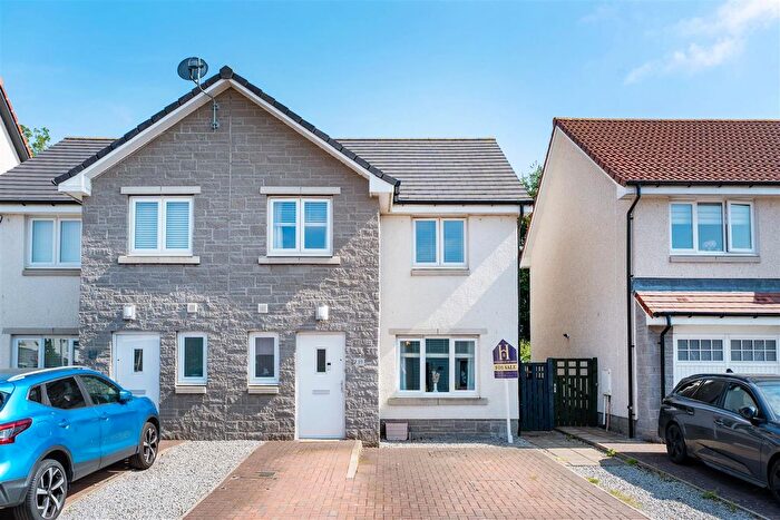 3 Bedroom Semi-Detached House For Sale In Turnpike Road, East Calder, Livingston, EH53