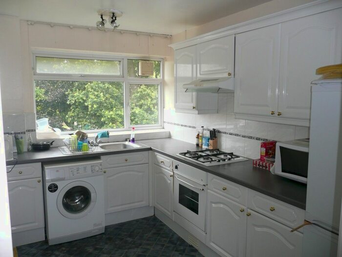 3 Bedroom Flat To Rent In Cranes Park, Surbiton, KT5