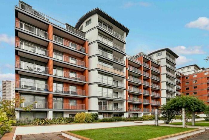 2 Bedroom Flat To Rent In Holland Gardens, Kew Bridge, Brentford, London, TW8
